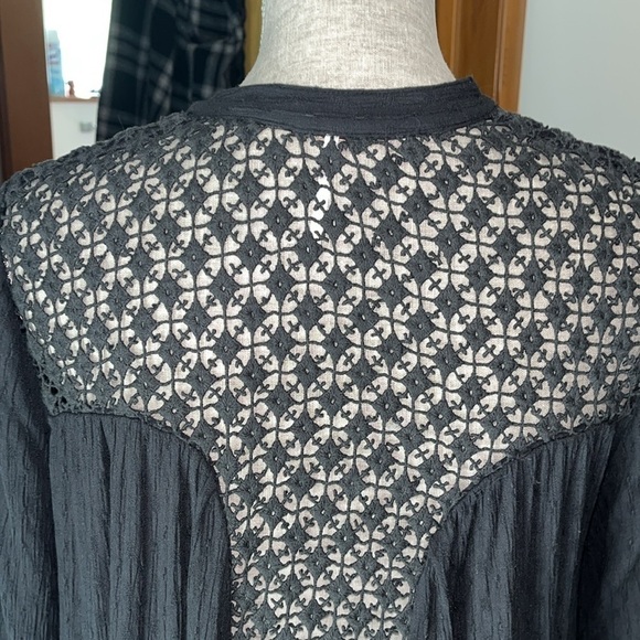 Free People The Best Blouse Oversized Crinkle Crochet Lace Top Black Size Small - Picture 5 of 9